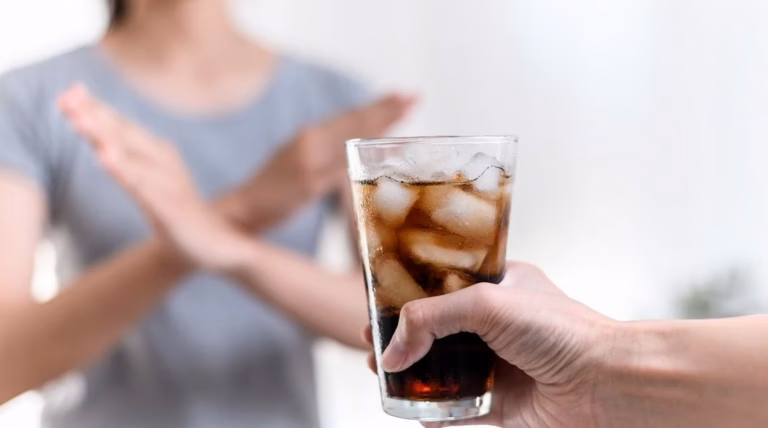 Quatre expertes en nutrition dévoilent la boisson idéale pour réduire la tension artérielle